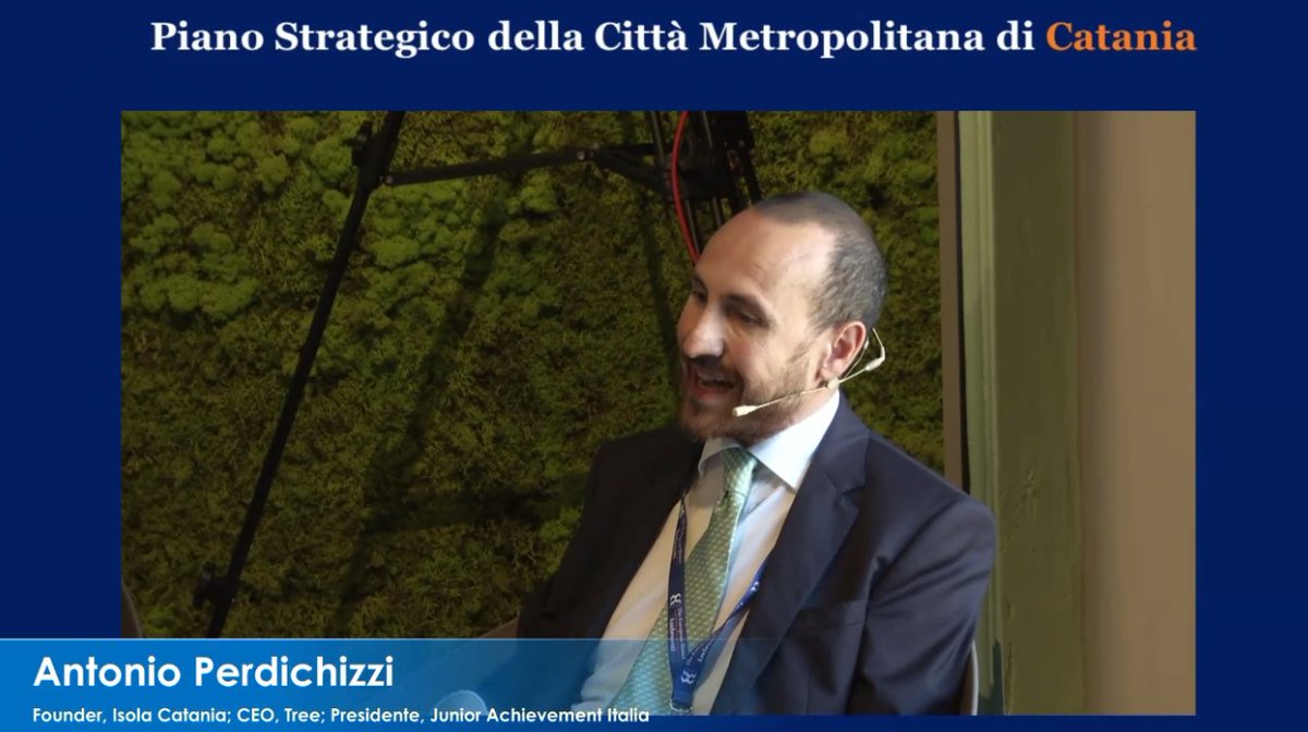 #PianoStrategicoCMCatania - Attrazione dei talenti e stimolo all’innovazione con <a href="/aperdichizzi/">Alessandro Perdichizzi</a> (Founder, <a href="/CataniaIsola/">Isola.Catania</a> ; CEO, <a href="/treeopen/">tree open</a> ; Pres. <a href="/jaItalia/">JA Italia</a> ) "Siamo un polo di innovazione. Serve collaborazione tra #pmi #università #aziende e un'agenzia che guidi tutto il processo"