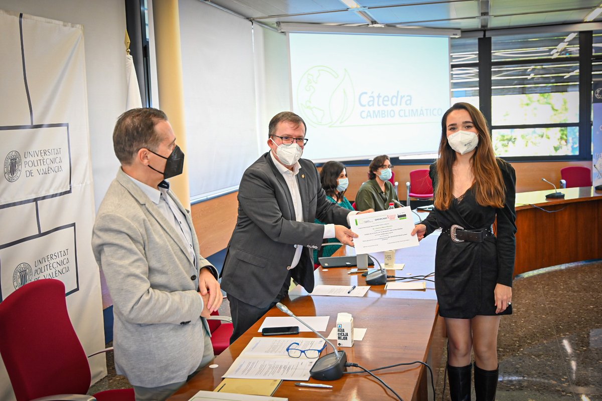 CClimatico's tweet photo. 👉Los diplomas📜 honoríficos han recaído en Javier Fluixà por “Adaptation strategies of dam safety management to new climate change scenarios informed by risk indicators” y Patricia Mares por  “Overtopping flow on mound breakwaters under depth-limited breaking wave”. https://t.co/ZNmT7rxVQJ