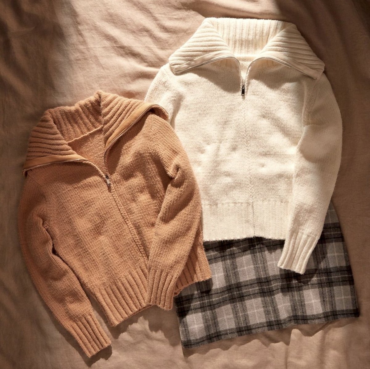 shopelmsleigh's tweet image. If November was an outfit... 🤩

Which one of these @Primark cosy knits would you wear? Let us know in the comments! ❄️

#ShopElmsleigh #Primark #November #OOTD #Winter