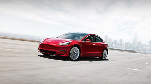 Çip krizi her geçen gün büyümeye devam ediyor. Hem teknoloji hem de otomotiv sektöründe üretim gerçekleştiren dev şirketler problem yaşamaya devam ediyor. Alman otomobil üreticisi BMW, çip krizi nedeniyle kısa bir süre önce bazı modellerdeki dokunmatik

turkiyetelevizyonu.com.tr/2021/11/15/tes…