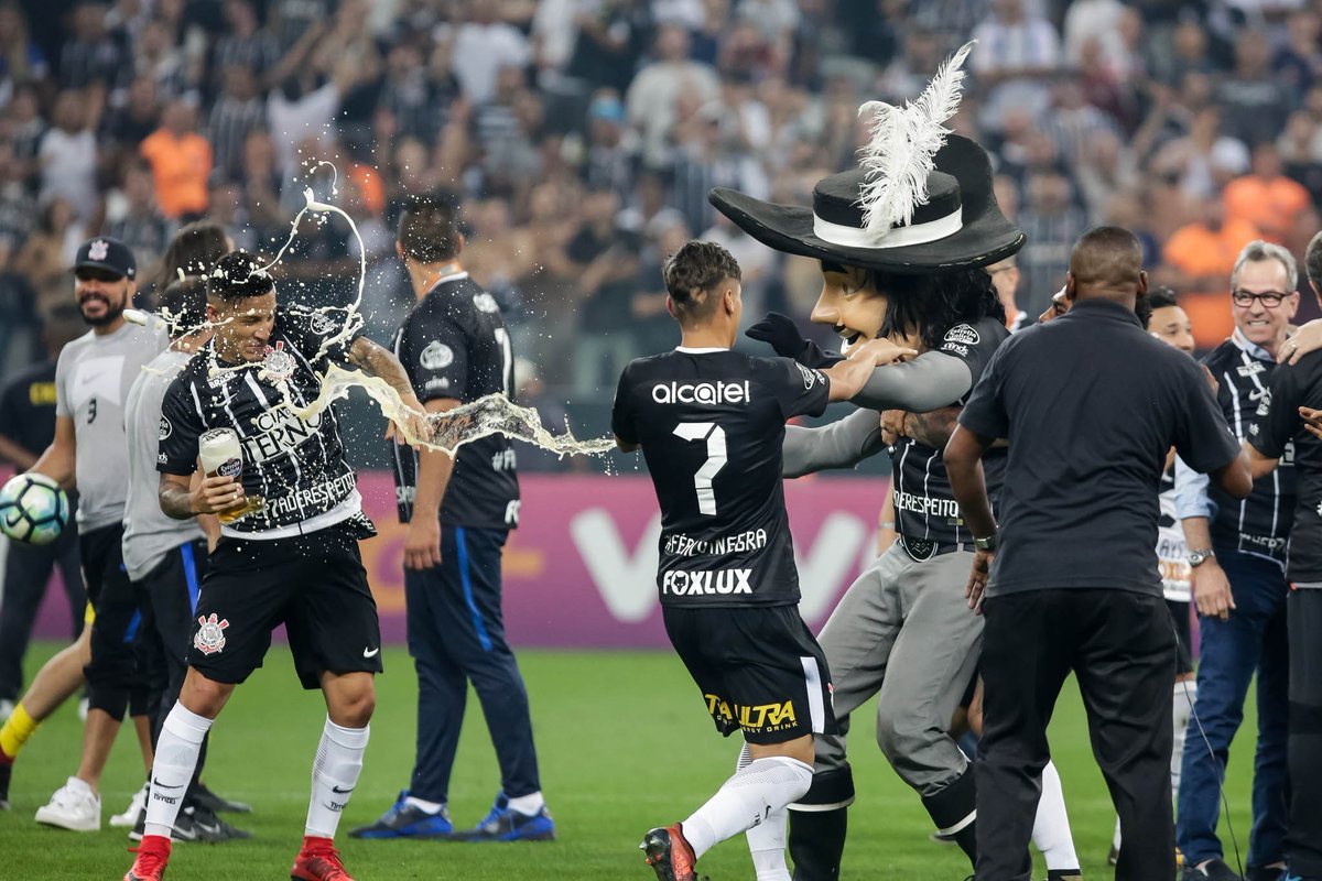 Corinthians's tweet photo. Algumas fotos da comemoração no gramado após a confirmação de mais um título nacional para o Timão. QUE DIA! 😍🖤
📷 Daniel Augusto Jr. e Rodrigo Gazzanel / Ag. Corinthians
#HeptaDeRespeito
#VaiCorinthians https://t.co/CASwWYqbM0