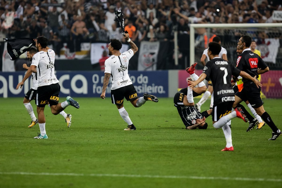 Corinthians's tweet photo. Algumas fotos da comemoração no gramado após a confirmação de mais um título nacional para o Timão. QUE DIA! 😍🖤
📷 Daniel Augusto Jr. e Rodrigo Gazzanel / Ag. Corinthians
#HeptaDeRespeito
#VaiCorinthians https://t.co/CASwWYqbM0