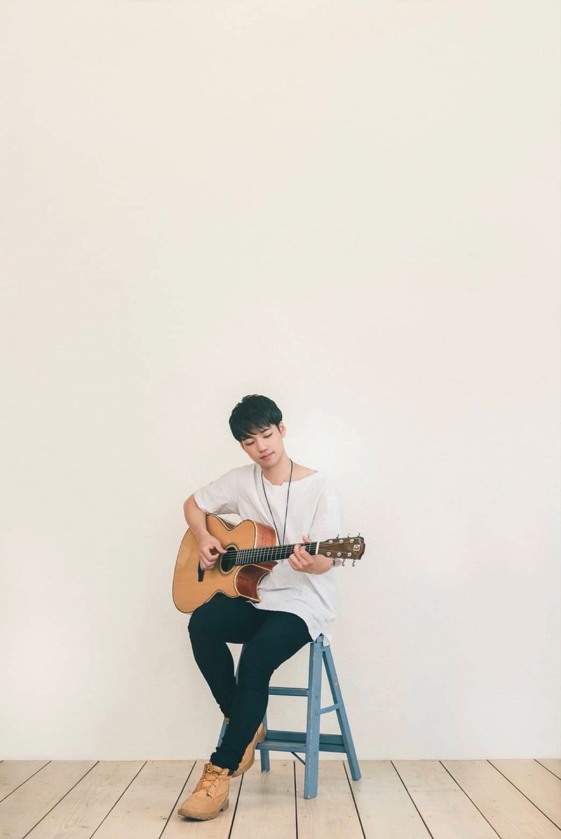 okiumagic2023's tweet photo. 沖国大祭ゲスト情報①
11/27(土)
【佐久間龍星】

19歳の頃にエド・シーランに憧れ、独学でギターを学び、弾き語りシンガーとして路上ライブからアーティスト活動を始める。

「NO BORDER」デビュー！
2021 1/15より、2ndシングル「So Lucky」配信！ https://t.co/iVOmbx44hf