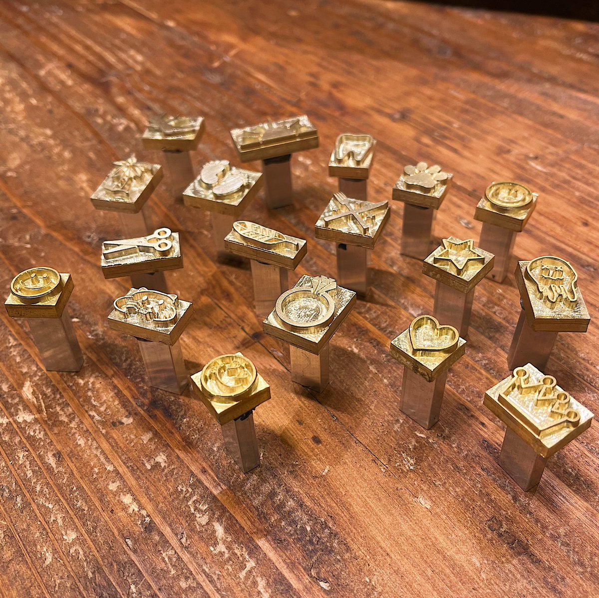 Diral_tokyo's tweet photo. .
名入れ刻印に追加できる、
ミニモチーフ続々追加中。
.
.
刻印をしてスペシャルなギフトを。
その場で即日刻印発送も可能です☆
.
#diral #diral代官山 #代官山 #東京土産 #代官山土産 #名入れ #名前入れ #雑貨屋 #ギフト #japanmade #レザートレー #刻印 #お祝い https://t.co/knSAPer373