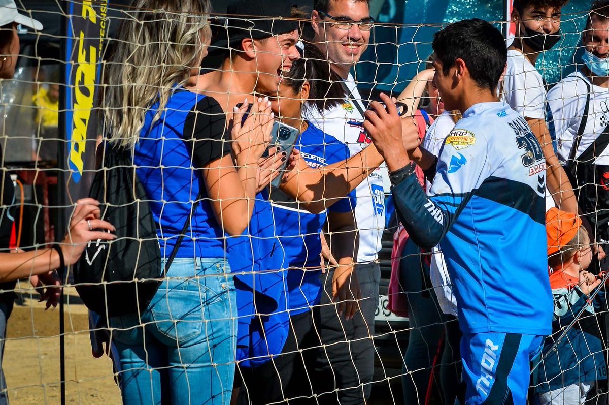 ecastromotos's tweet photo. 🏆 Salvi Pérez, campeón de España de MX85 🏆
Salvador Pérez se ha coronado como el mejor piloto de #MX85 en España. El equipo Yamaha E. Castro celebra otro galardón de Campeón de España en 2021.
Toda la información: https://t.co/E4eDEqdB5I
#EduardoCastroMotos #YamahaRacing https://t.co/wkV7zT1vTc