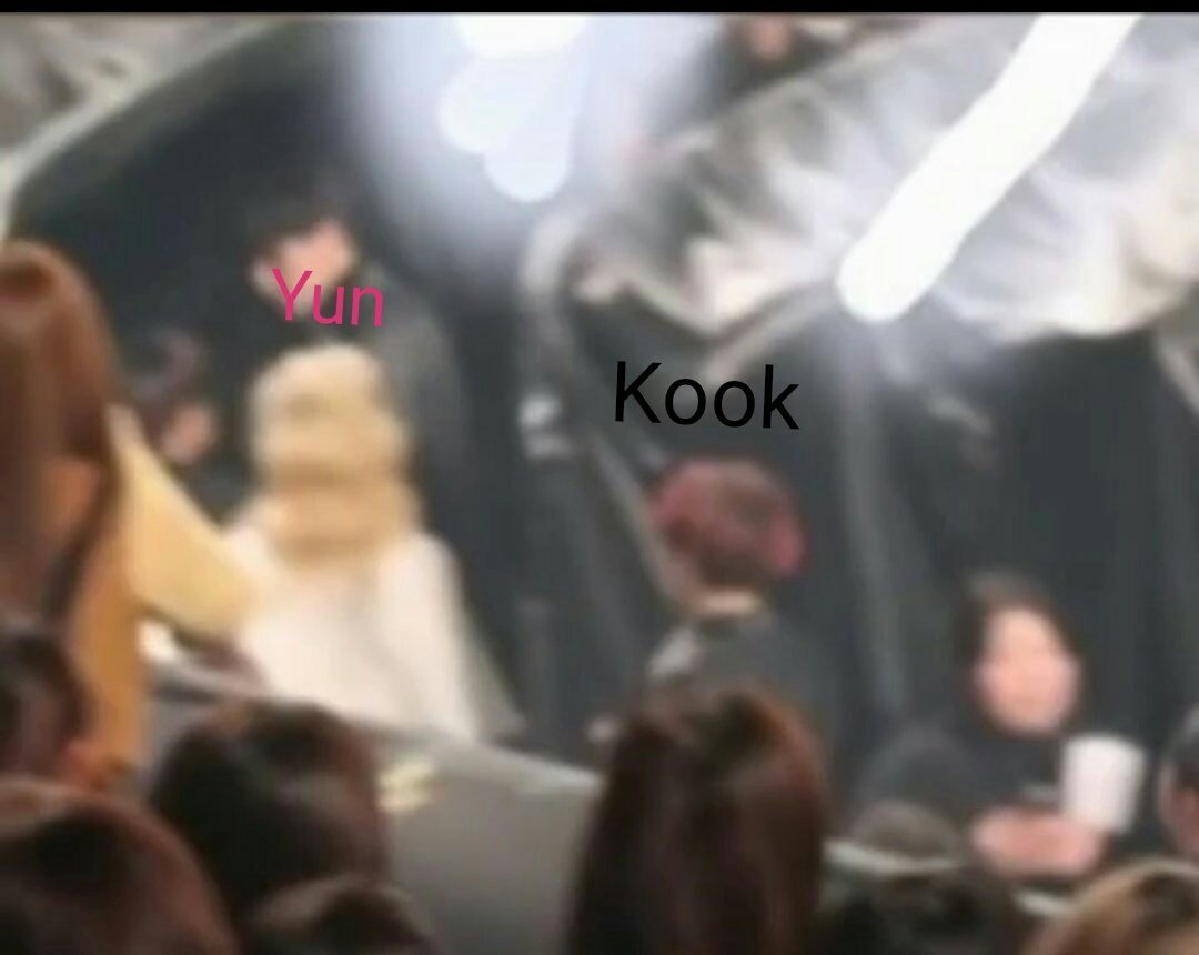 Yunkook44498070's tweet photo. เเอบมองเธออยู่นะจ๊ะ🤣👀 ไม่รู้พี่กุกเช็คกล้อง​ พยาายามพูดคุยกับเเฟนคลับ​ เเต่ยังพยายามวนเวียนอยู่ใกล้น้องตลอด https://t.co/cbozckpFHj