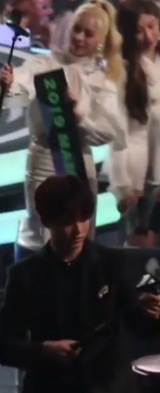 Yunkook44498070's tweet photo. เเอบมองเธออยู่นะจ๊ะ🤣👀 ไม่รู้พี่กุกเช็คกล้อง​ พยาายามพูดคุยกับเเฟนคลับ​ เเต่ยังพยายามวนเวียนอยู่ใกล้น้องตลอด https://t.co/cbozckpFHj