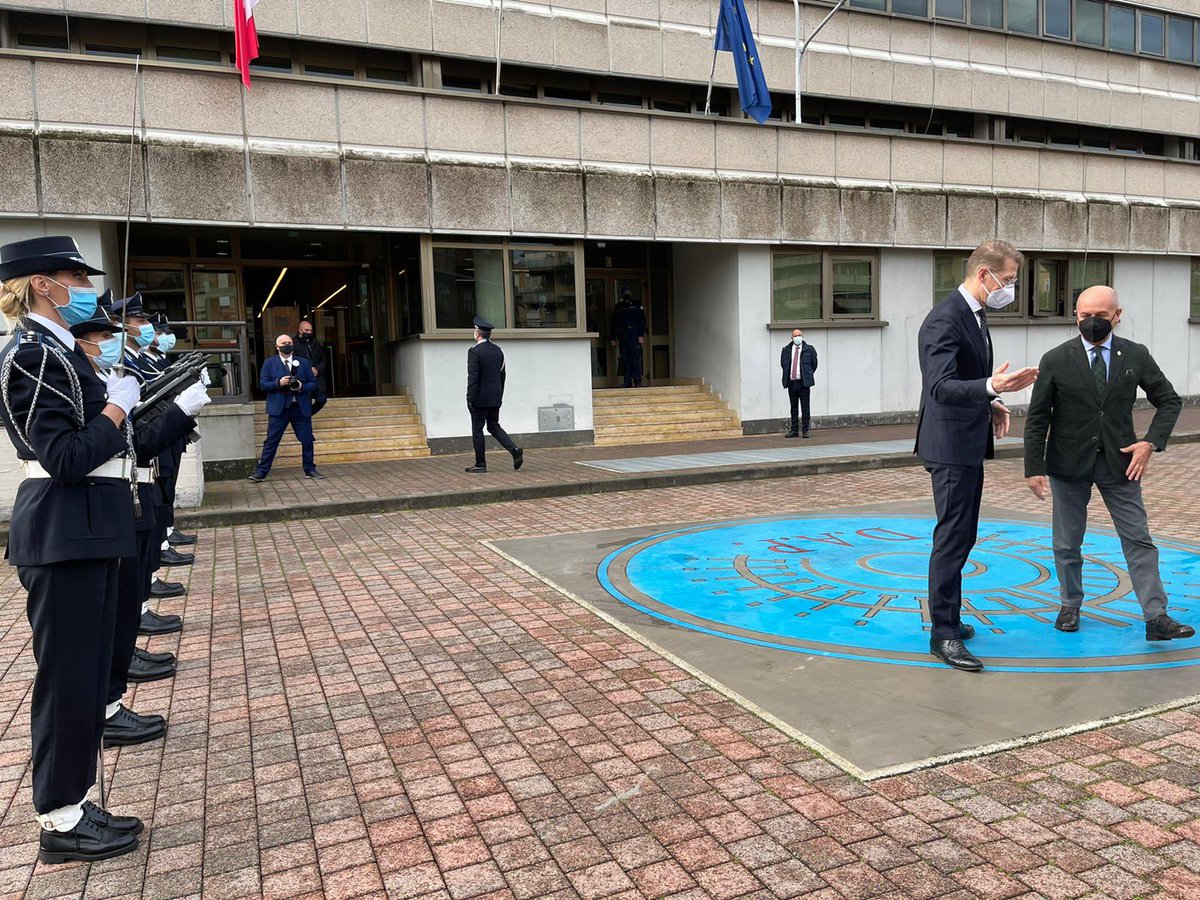 Hoe voorkomen we dat geharde criminelen vanuit de gevangenis doorgaan met hun illegale praktijken? Italië loopt al jaren voorop met een stevige aanpak van de georganiseerde criminaliteit. Nuttig en goed om ervaringen uit te wisselen en van elkaar te leren.