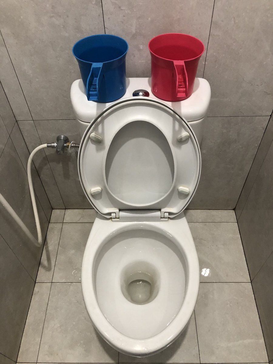 Baca_Sendiri's tweet photo. Gayung merah vs Gayung biru https://t.co/8pKHln7KgL