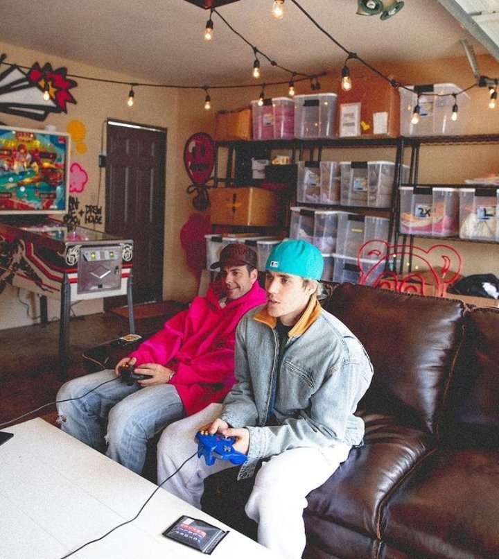 votebybelieber's tweet photo. I vote for #JustinBieber for #TheSocialStar at the #PCAs https://t.co/Q8G7eOUxz6