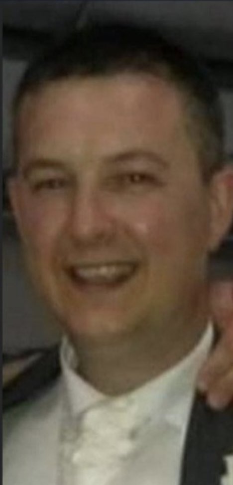 piersmorgan's tweet image. This is Liverpool taxi driver David Perry who locked a Remembrance Sunday terrorist in his cab seconds before the bomber detonated an explosive device right outside a maternity hospital. David’s actions almost certainly saved many lives. He is an absolute hero. 👏👏👏👏