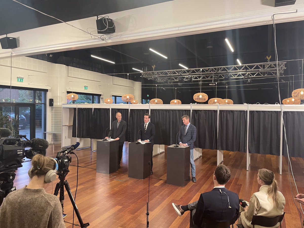 Vælgerne kan trygt stemme ved #KV21 og #RV21. Det er et af budskaberne i dag på pressemøde, hvor indenrigs- og boligminister <a href="/KaareDybvad/">Kaare Dybvad</a>, direktør i Sundhedsstyrelsen @SSTbrostrom og næstformand i KL @martinldamm fortæller om indsatser og råd ift corona.

im.dk/nyheder/nyheds…