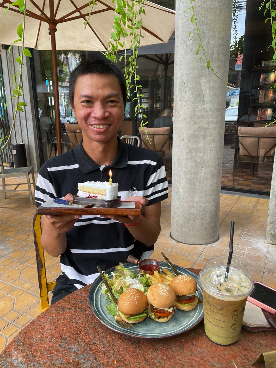 រីករាយ​ថ្ងៃ​ខួបកំណើត​ខ្លួនឯង​ អាយុ​កេីន​ឡើង​មួយ​ឆ្នាំ​ទៀត​ហើយ​ខ្ញុំ​។ សប្បាយ​ចិត្ត​នូវ​អ្វី​ដែល​ខ្លួន​ឯង​មាន​។ 🎂🎁🎈🎉💞😍