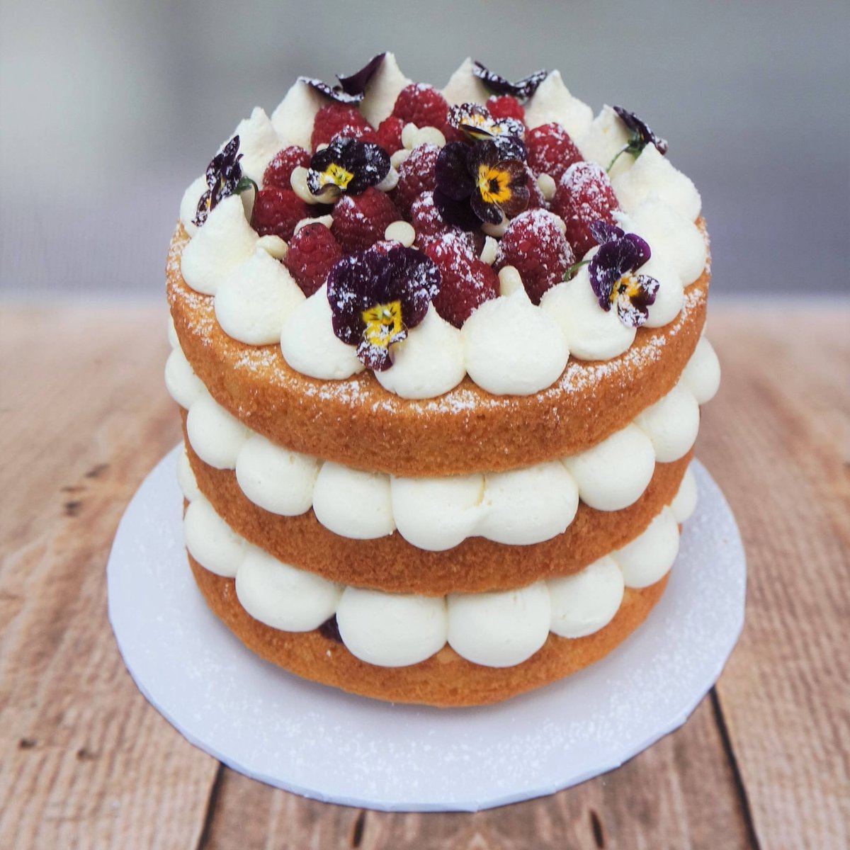 Fluffy sponge cake with fresh fruit and edible flowers 👌

#bespokecakeexeter #spongecake #freshfruitandflowers #nakedcake #yum #craftycakesexeter