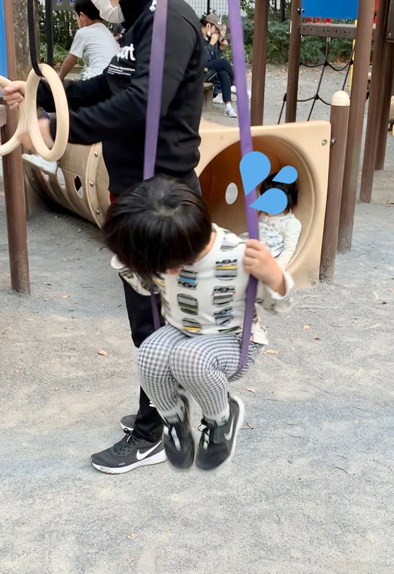 hiro_hocha's tweet photo. 秋葉原の公園にあった謎のゴムだけの遊具。
みんなブランコみたいに乗ってビョンビョンしてたんですけど、うちの子がやると何回やっても尻だけ引っかかってぶらーんってなってしまって可愛かったです。 https://t.co/dV4GqnwtLS