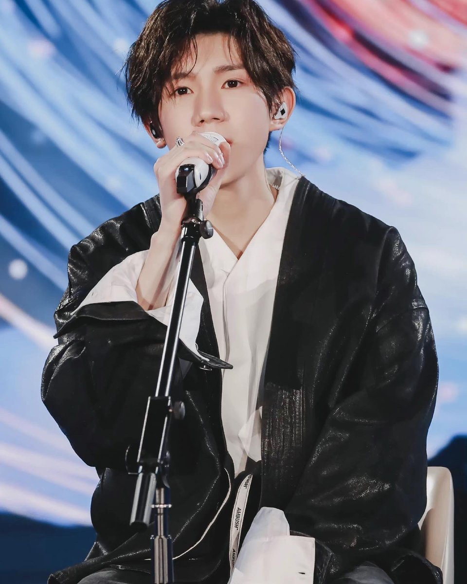 roywangvnfc's tweet photo. [PICS] 王源11.13日在芭莎慈善晚宴 带来“流星也为你留下来”  #tfboys王源 #roywang #王源 #vươngnguyên 

Cre: 电影票房BAR，不期而遇KRinfinite, EncounteRoy遇见, IRoy_1108王源... https://t.co/EWYdqPEu64