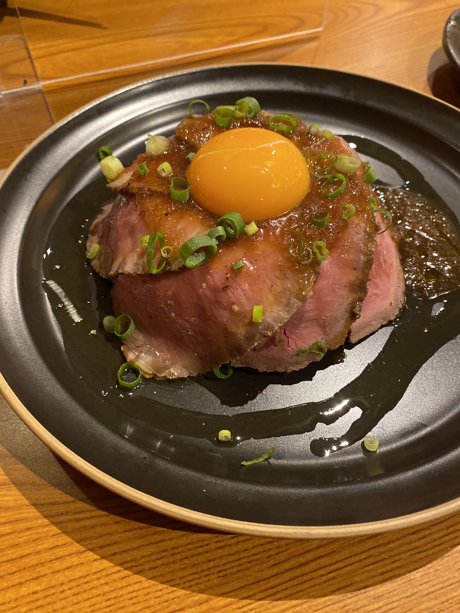 StylingNon's tweet photo. #久しぶりの外の夜ご飯
#べアート
#ローストビーフ丼
丼じゃなくてお皿に入れてあるとオシャレ😂 https://t.co/ptV1Qg17kJ