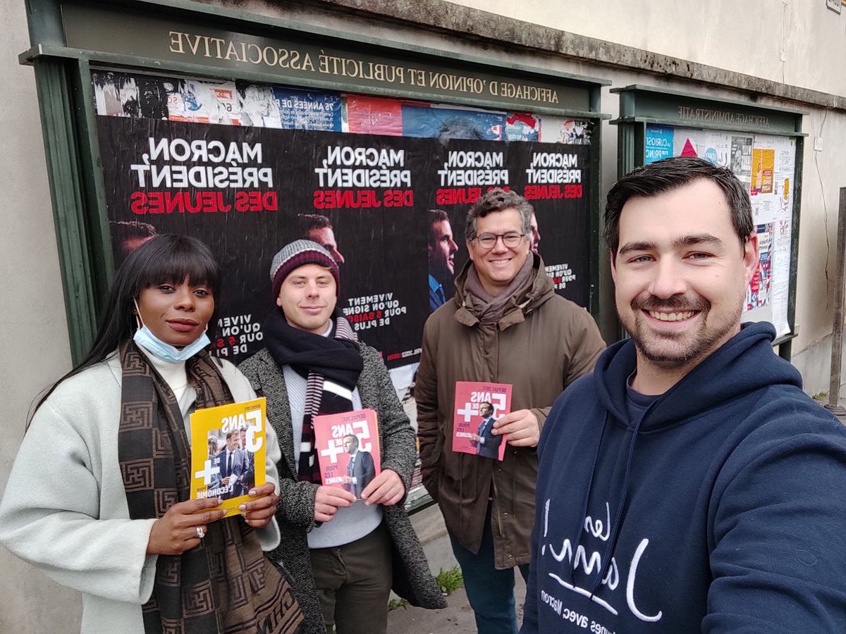 RE_Versailles's tweet photo. Les marcheurs et #Jam78 toujours sur le terrain matin et soir pour prendre le temps de répondre à vos questions sur le bilan d'@EmmanuelMacron 👐 merci pour ces nombreux échanges ! Tractage, collage, réunion publique → #Macron2022 https://t.co/emjauE0oRT