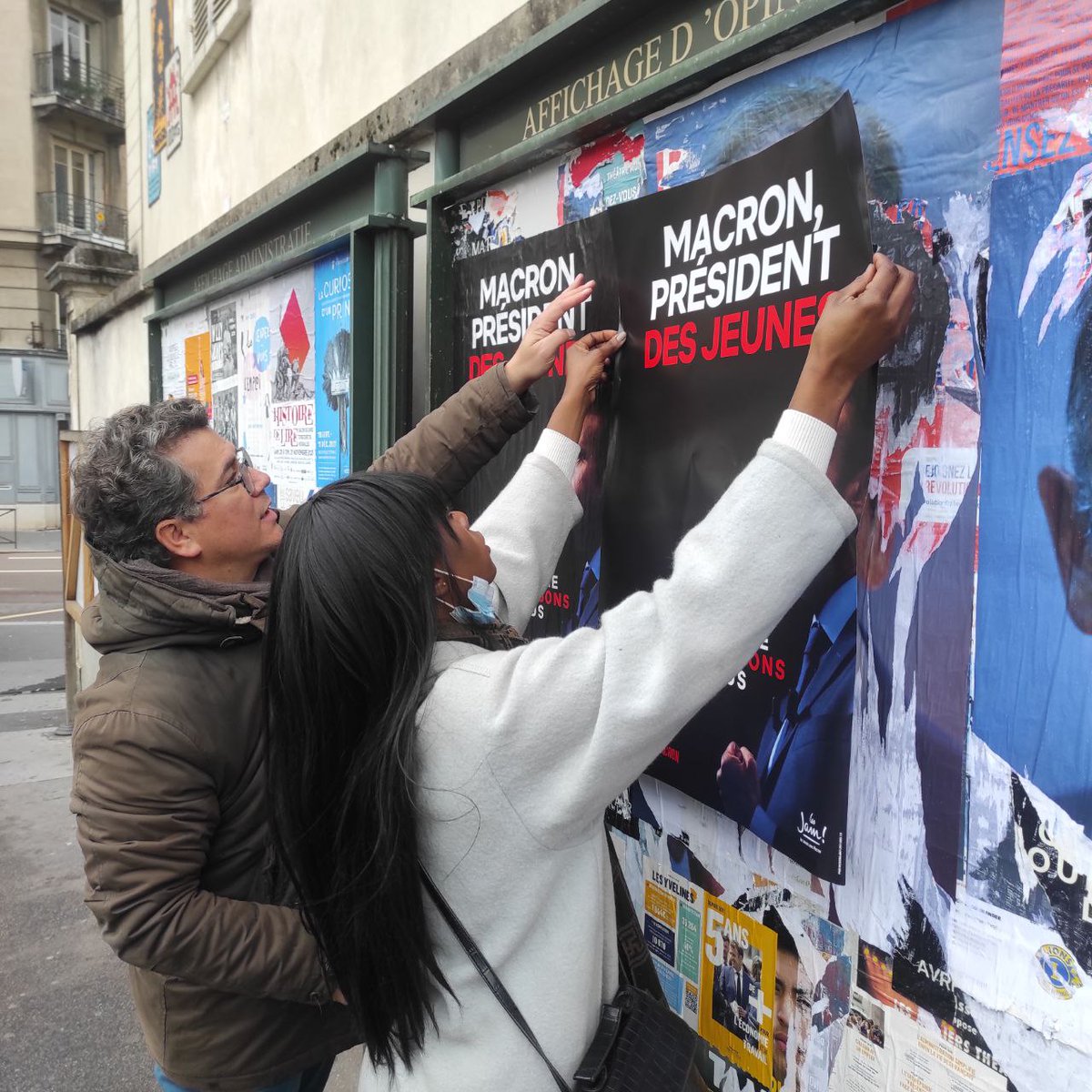 RE_Versailles's tweet photo. Les marcheurs et #Jam78 toujours sur le terrain matin et soir pour prendre le temps de répondre à vos questions sur le bilan d'@EmmanuelMacron 👐 merci pour ces nombreux échanges ! Tractage, collage, réunion publique → #Macron2022 https://t.co/emjauE0oRT