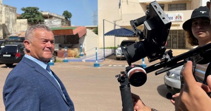 prolightafrica's tweet photo. Interviews are common part of his life.
MdL Klaus Steiner is here on the streets of #Banjul, #TheGambia accompanied by our film crew.
.
.
.
#HannsSeidelFoundation
#ComprehensiveApproach
#CommonEffort
#NarrativeManagement https://t.co/JzrQGmDUW1