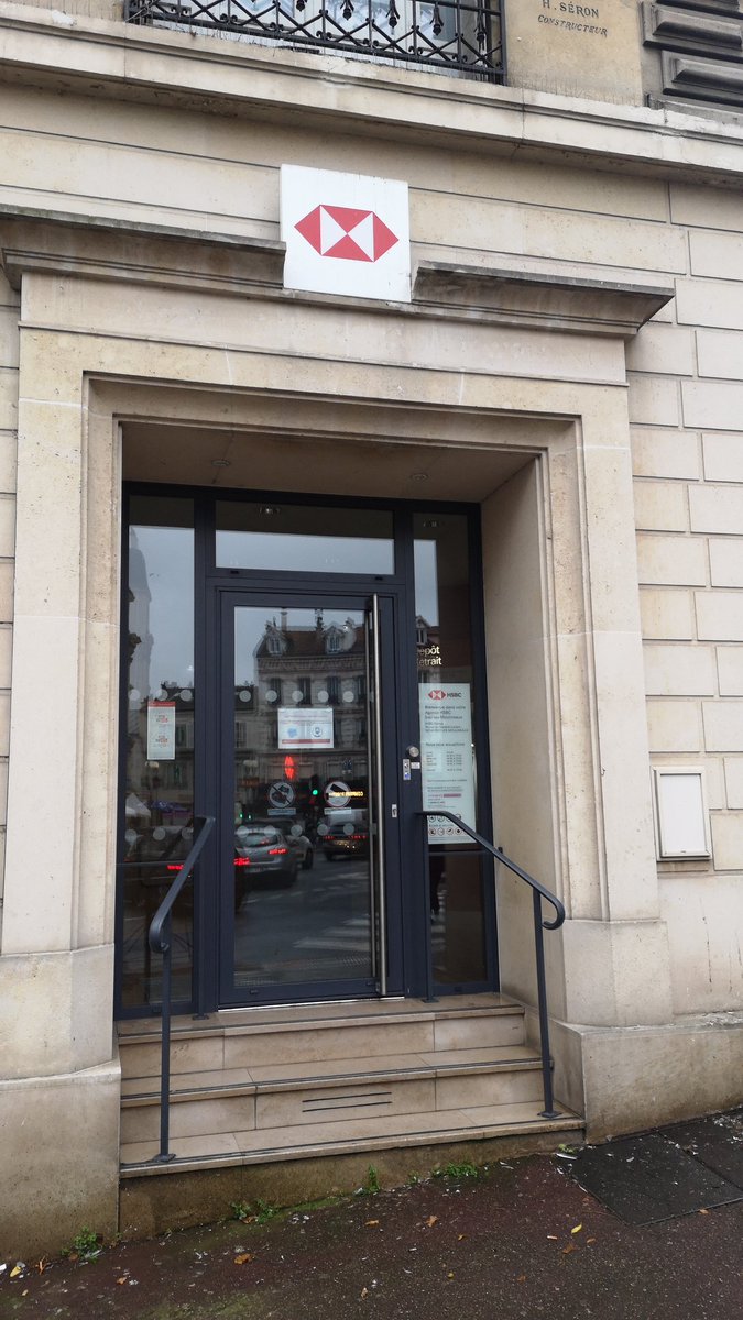OmarSTurk's tweet photo. @HSBC_FR  votre agence n'est pas encore ouverte... Il est 09h04... Vous communiquez sur votre devanture et sur Google ainsi que votre site internet que vos 5imes d'ouverture sont 09h00.... Maintenant j'attends juste dehors https://t.co/MfJfgrYjig