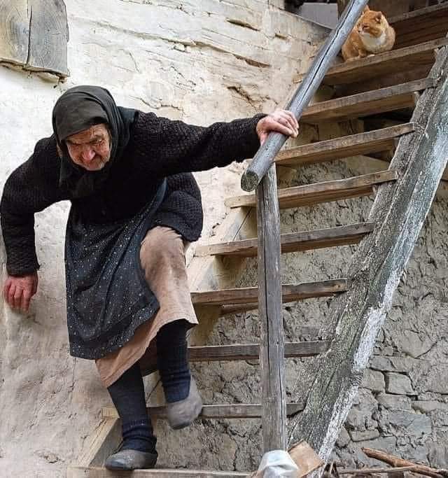 "Умира една генерација од железо за да ѝ отстапи место на генерацијата од стакло".

Генерацијата која со мало образование, бидејќи и образованието беше луксуз, ги воспитуваше своите деца и која и покрај сиромаштијата никогаш не дозволи ништо да недостига дома.