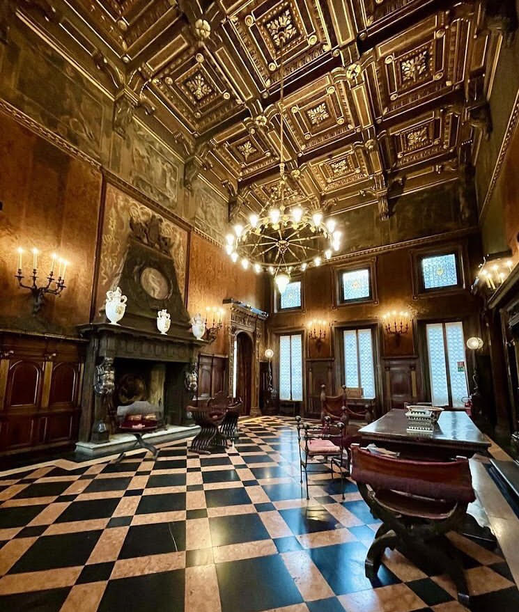 Un percorso per esplorare la #CasaMuseoBagattiValsecchi, un luogo unico a #Milano, che sembra rimasto sospeso nel tempo e che costituisce una delle quattro splendide case-museo della città!🔑
---
bit.ly/31SvpOJ
📷: <a href="/where/">WHERE</a>.go