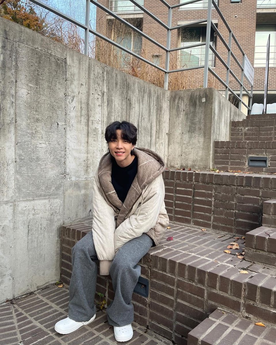 Jdhnnyseo's tweet photo. Monday has been so good to me. I spend my day with walking outside to enjoy some fresh air and also got myself a coffee on my way out. How’s monday been treating you, Czennies? 🤎 https://t.co/cNig9jO0nR