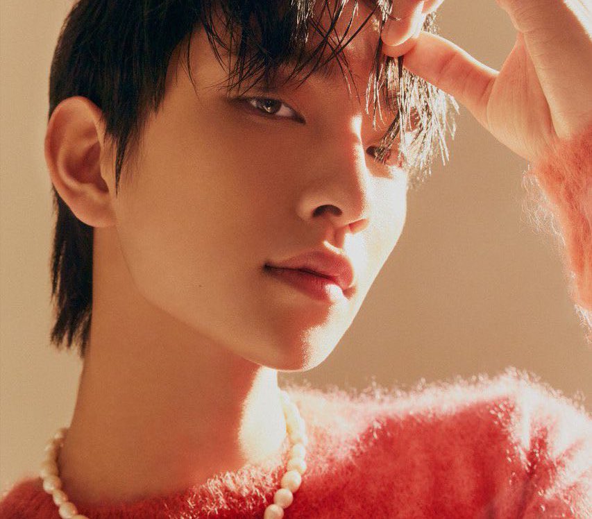 hjszones's tweet photo. something about model shua with the shades of red #조슈아 https://t.co/xBxV9VjGdc