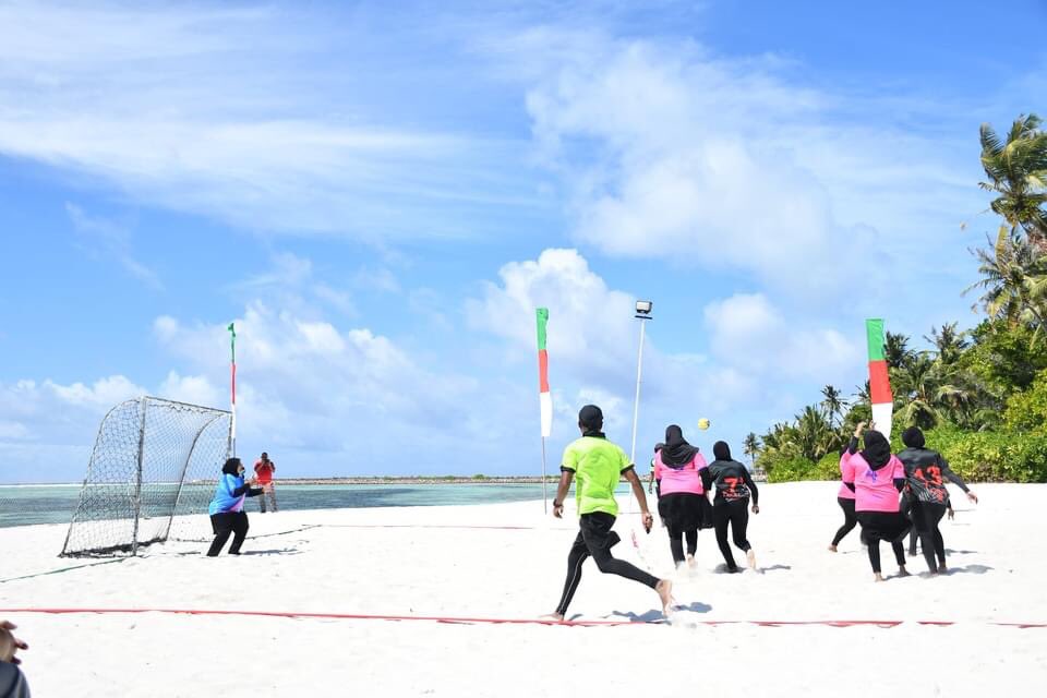 ދުނިޔޭގެ ހަކުރުބަލީގެ ދުވަސް ފާހަގަކުރުމުގެ ގޮތުން ދ.އަތޮޅު ހޮސްޕިޓަލުން ކުޑަހުވަދޫގެ ކަނބަލުންނަށް ބޭވުނު ހޭންޑްބޯލް މުބާރާތް. <a href="/MoHmv/">Ministry of Health</a> <a href="/HPA_MV/">Health Protection Agency</a> <a href="/kudahuvadhoo/">Kudahuvadhoo</a>