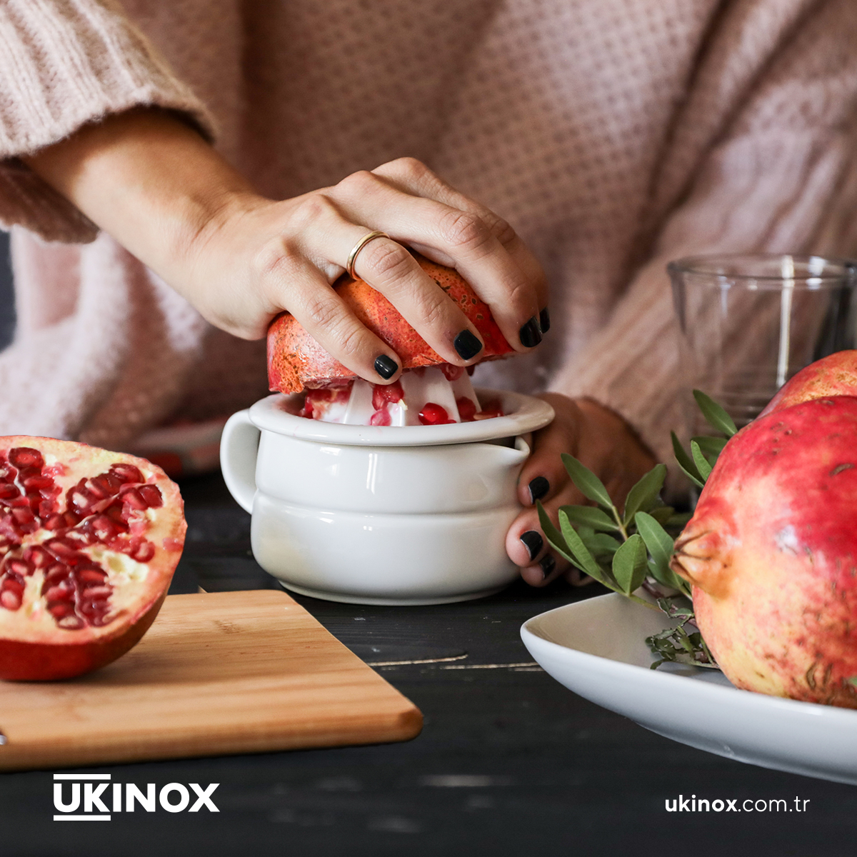 Ukinox ailesi olarak sağlığınızı önemsiyor, alışveriş listenize nar eklemenizi tavsiye ediyoruz.Oldukça güçlü antioksidan kaynağı olan nar, kansere karşı koruyucu olması ile bilinir ve hücre yenilenmesine yardımcı olan bir çok yararlı maddeyi içeriğinde barındırır.
#ukinox