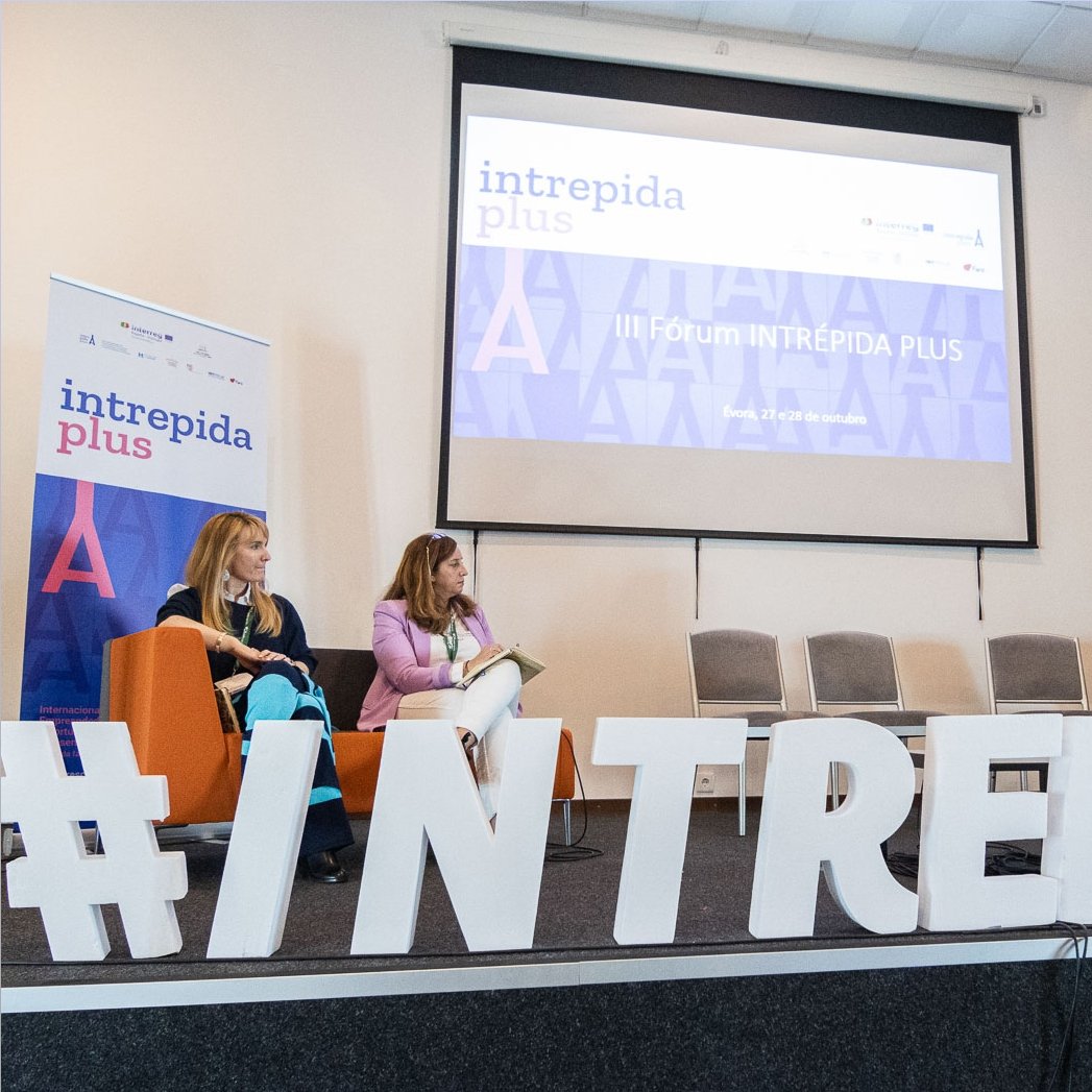 poctepAndalucia's tweet photo. Los pasados 27 y 28 de octubre se celebró el III Foro Intrepida Plus en Évora (Portugal). El encuentro estaba dirigido a empresarias españolas y portuguesas y a empresas grandes, medianas o pequeñas.
#Interreg #FEDER #intrepidaplus #España #Portugal #Andalucía #Algarve #Alentejo https://t.co/wEhFK7QLsV
