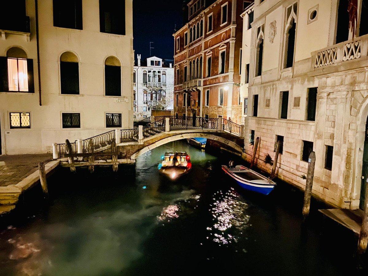 koekepeer's tweet photo. De drie video’s die Koekepeer heeft mogen maken voor de Biënnale in Venetië heeft onze Seán naar de Italiaanse stad gelokt. Hier stapte hij in een bootje om naar een oude leegstaande bierbrouwerij te varen, waar Studio Wild zijn ‘Forbidden Garden’ heeft tentoongesteld. Zo gaaf! https://t.co/EFgZ01ZrDU