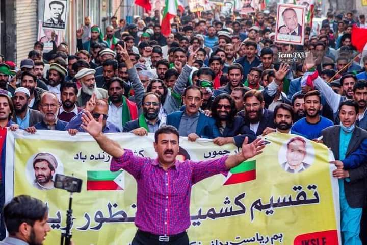 AmjadPoonchi's tweet photo. گلگت زون ایک اور دو صدر
کوٹلی 13 نومبر 2021
جب ڈاکٹر توقیر گیلانی صاحب صدر تھے تو ساجد صدیقی کیوں
@Zafarkhanjklf @Sikanda90321700 @KashmirLet @Lakshmi37323235 @UN @BBCNews @HamidMirPAK @SaleemKhanSafi 
(Photo by @ADeeLMaLiK345 ) https://t.co/viJXmFi7bi https://t.co/4EMoMZ3Msk