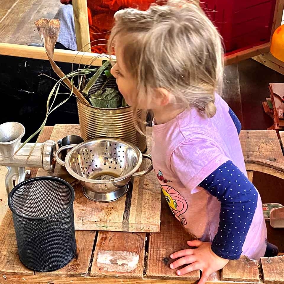 snapforchange's tweet photo. We are always trying to create environments in the nursery that promote children's different schemes. Sometimes they like to get inside things and we have safe (often up cycled) places they can get on top of, underneath and inside. #SNAPForChange https://t.co/TwYCoY0FyP