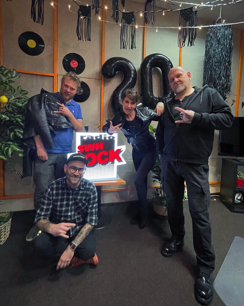 RadioSWH's tweet photo. Šodien Radio SWH Rock, nevienam nejautājot, pārņēmis arī mūsu ēteru un saka, ka līdz dienas beigām nemaz neiešot prom — tā, lūk jāsvin savi 20! 😎🎶
Lai pilnīgs roks! 🤘
#RadioSWHRock #RadioSWH https://t.co/eklG39zAfO