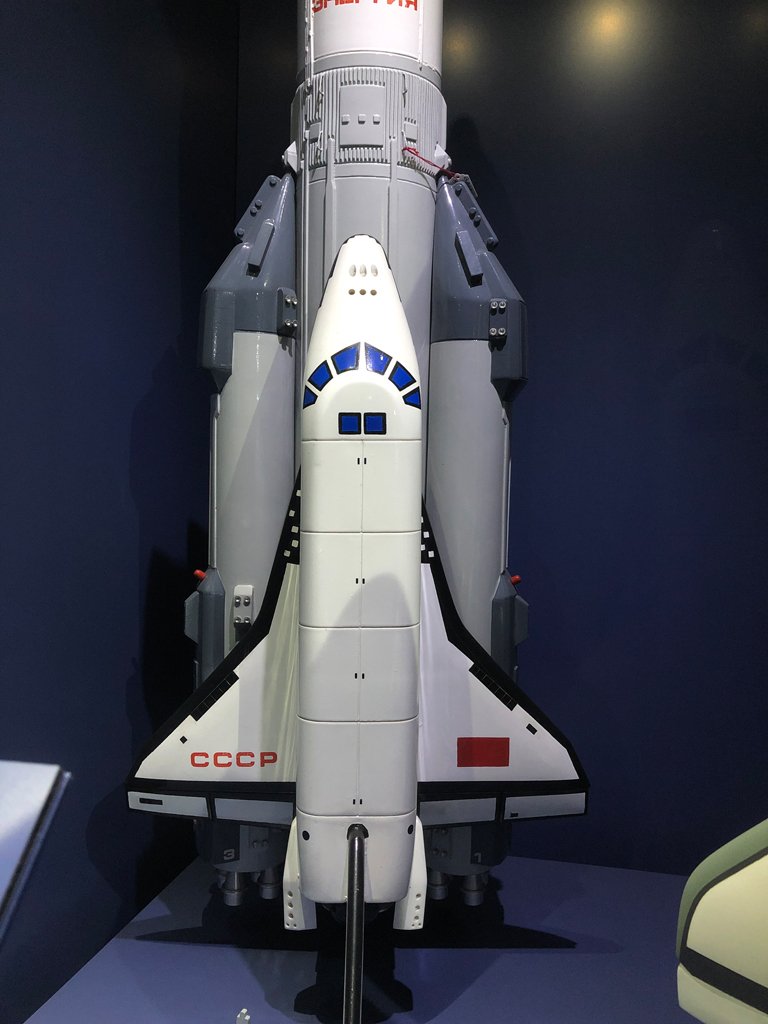 MuseeAirEspace's tweet photo. #CeJourLà #OnThisDay - Le 15 novembre 1988 la 1ère navette spatiale soviétique #Bourane (signifiant tempête de neige), effectue son 1er vol. Elle réalise, sans équipage, deux révolutions autour de la 🌍 avant de revenir se poser à #Baïkonour (📸maquette dans le hall de l'Espace). https://t.co/I0uTXRzWCx