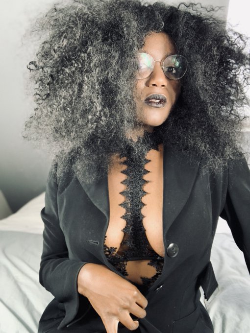 Ma domination est uniquement, hm, c&eacute;r&eacute;brale, &eacute;videmment 💋 https://t.co/jMa9RkgnAZ