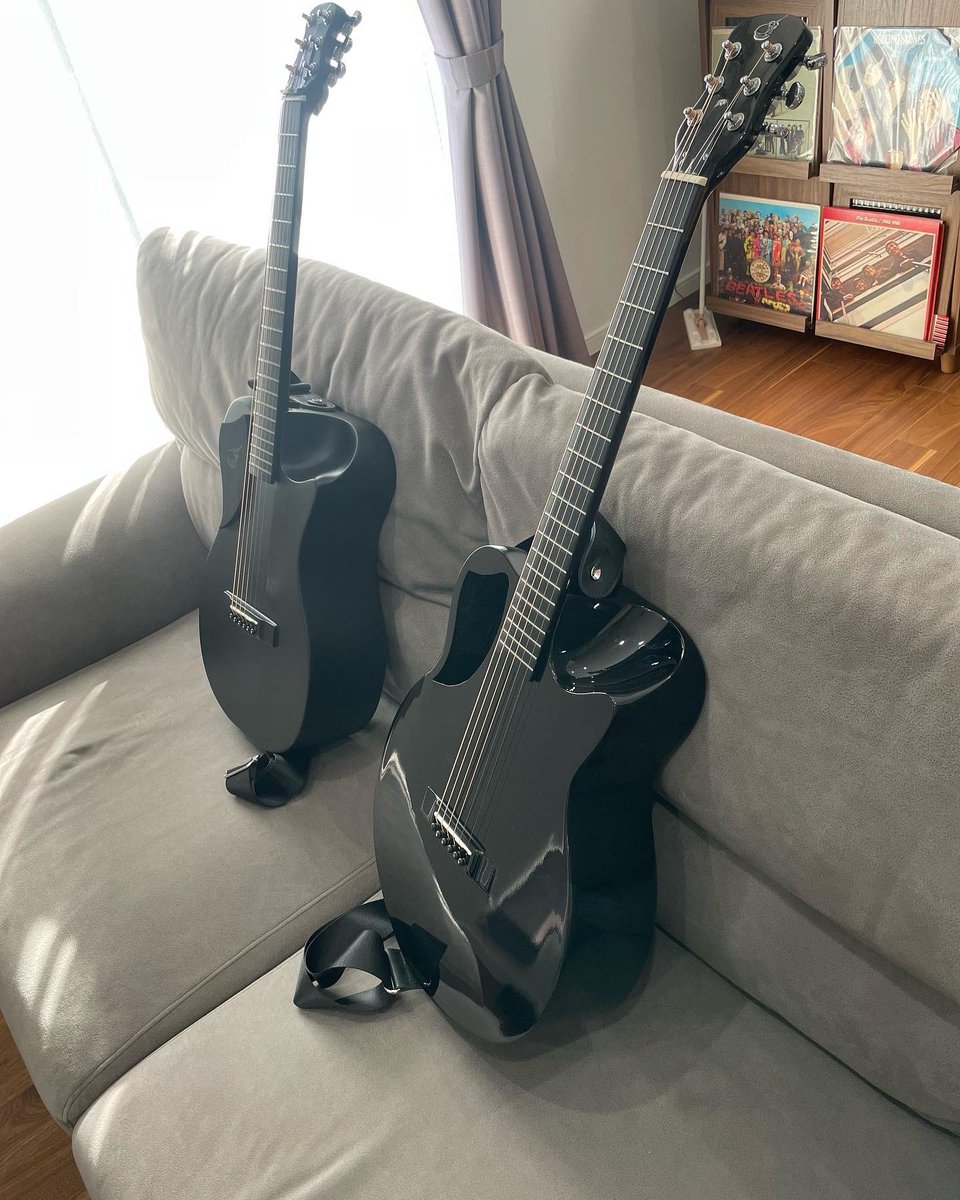 RockyStonefield's tweet photo. 僕はJourney InstrumentsのOF660Mと言うカーボンファイバー製のギターをメインギターにしているのですが、今日新たにRT660と言うギターが仲間に増えました!今回のギターはネックが取り外せないモデルですが、並べると兄弟みたいです。
#journeyinstruments #of660 #rt660 #carbonfiberguitar https://t.co/RNkO4Q7QhA