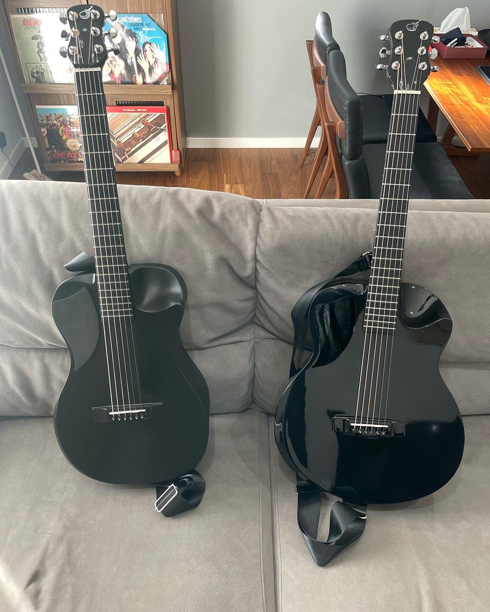 RockyStonefield's tweet photo. 僕はJourney InstrumentsのOF660Mと言うカーボンファイバー製のギターをメインギターにしているのですが、今日新たにRT660と言うギターが仲間に増えました!今回のギターはネックが取り外せないモデルですが、並べると兄弟みたいです。
#journeyinstruments #of660 #rt660 #carbonfiberguitar https://t.co/RNkO4Q7QhA