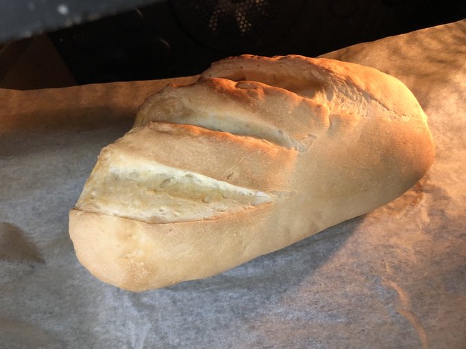 35歳になるまで週一でメロンパンを焼き続けるおっさん13
再びフランスパン。もうちょっと水少なくていい。油系の材料が入ってないので日常において圧倒的に食べやすい。 
