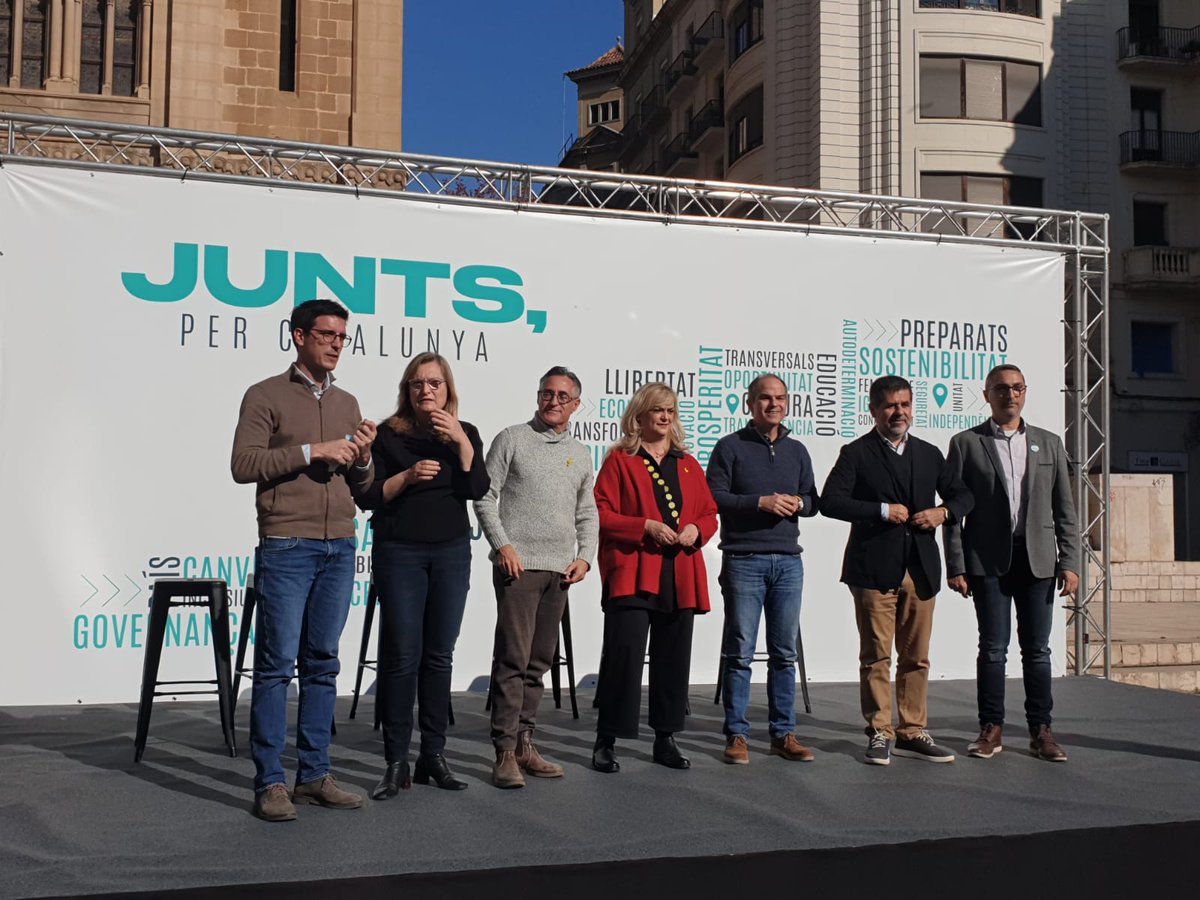 JuntsXCatSegria's tweet photo. 🗣️@jordisanchezp: “No podem deixar perdre el creixement que suposen els pressupostos”

👉S’ha celebrat un acte a #Lleida amb Jordi Sànchez, @jorditurull, @ViolantCervera, @ramontremosa, @AngelsCabases, @antonipostius i @miropuigvecino

📌S'ha inaugurat la seu de #Junts a #Lleida https://t.co/uzPogjYn4p