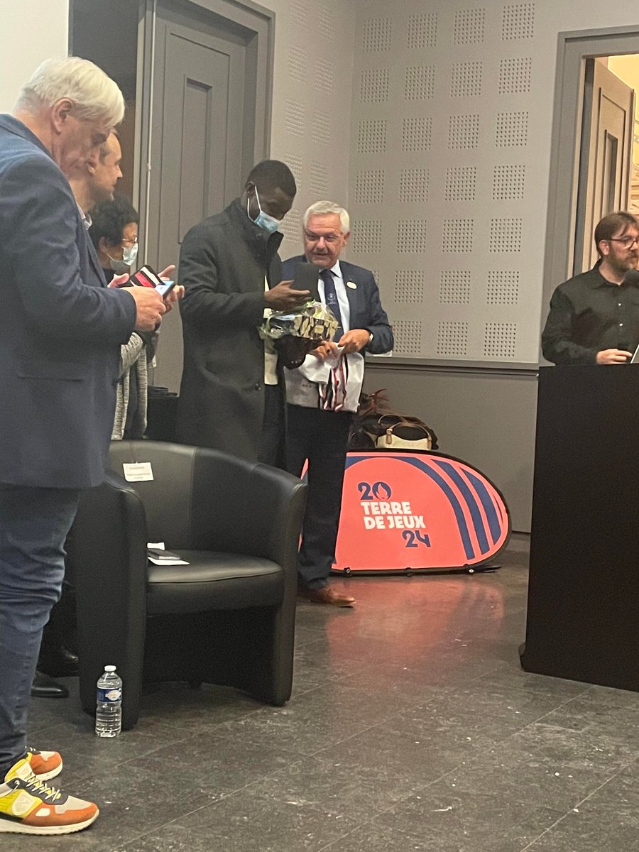 Cdos62's tweet photo. Semaine chargée pour notre Président et le #CDOS62 💪
➡ Retour sur la signature officielle de la @VilleBethune et celle de #BillyMontigny 🤩
➡ Remise des médailles du CDOS 62 pour @BartAdrien et @HuguesZango_TS 🚣🎽 https://t.co/sO98EXNSZh