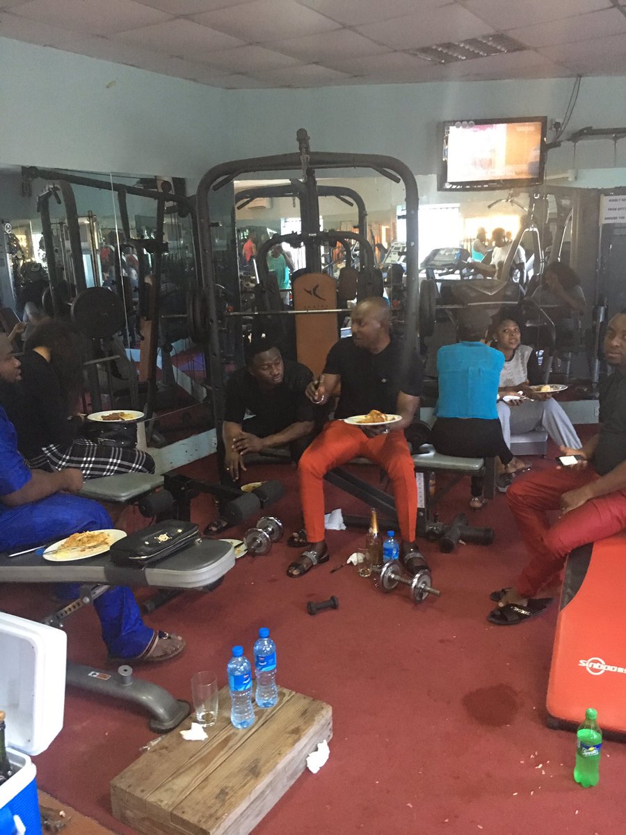 zee_zhu_'s tweet photo. This is a gym in Nigeria😭😂 https://t.co/uGxg30iIRo