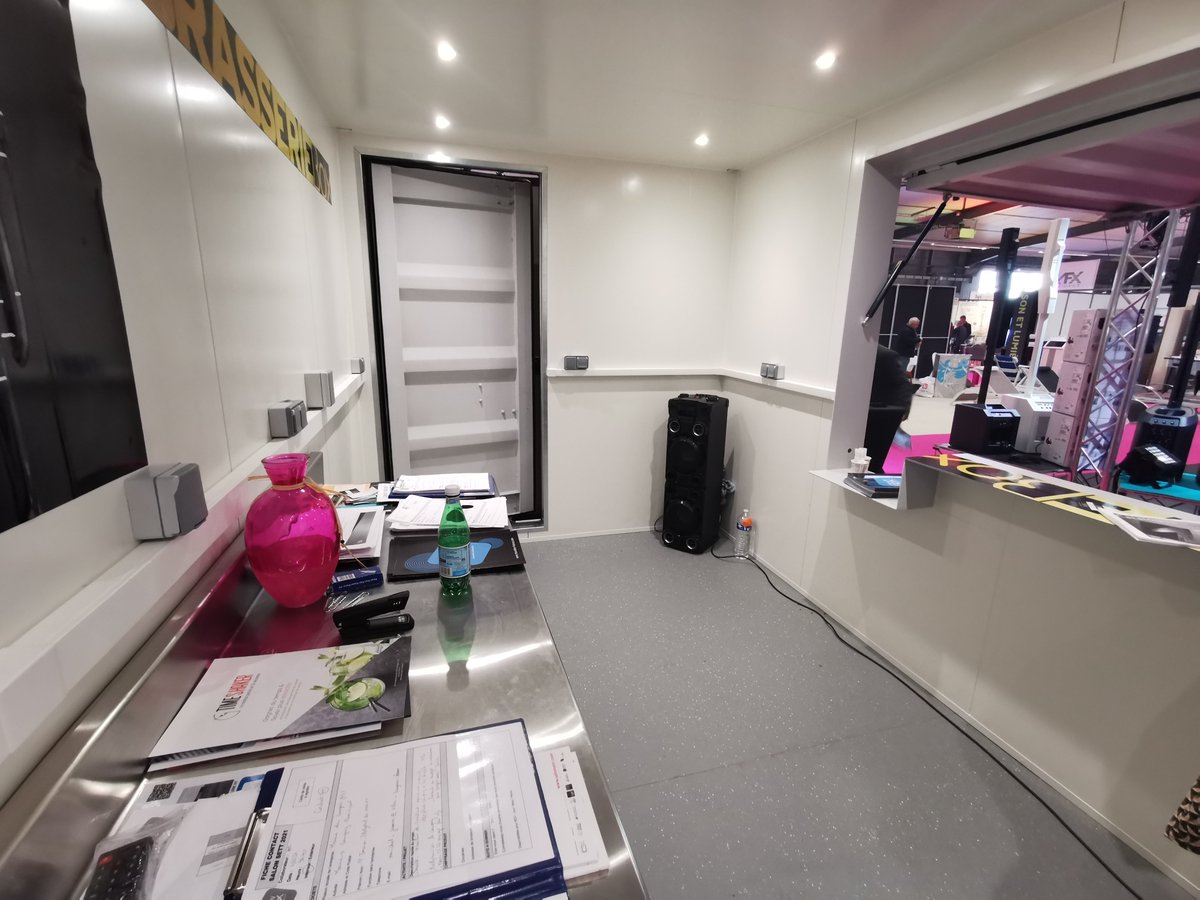 MouvBox's tweet photo. ☕ Découvrez le SNACK-BOX du Salon #SETT2021
Avec son allure de Club de plage, ce container aménagé a rencontré un franc succès et a été un point de convivialité très apprécié ✅ https://t.co/0tZssdPSyO https://t.co/hhh6JrGwGK