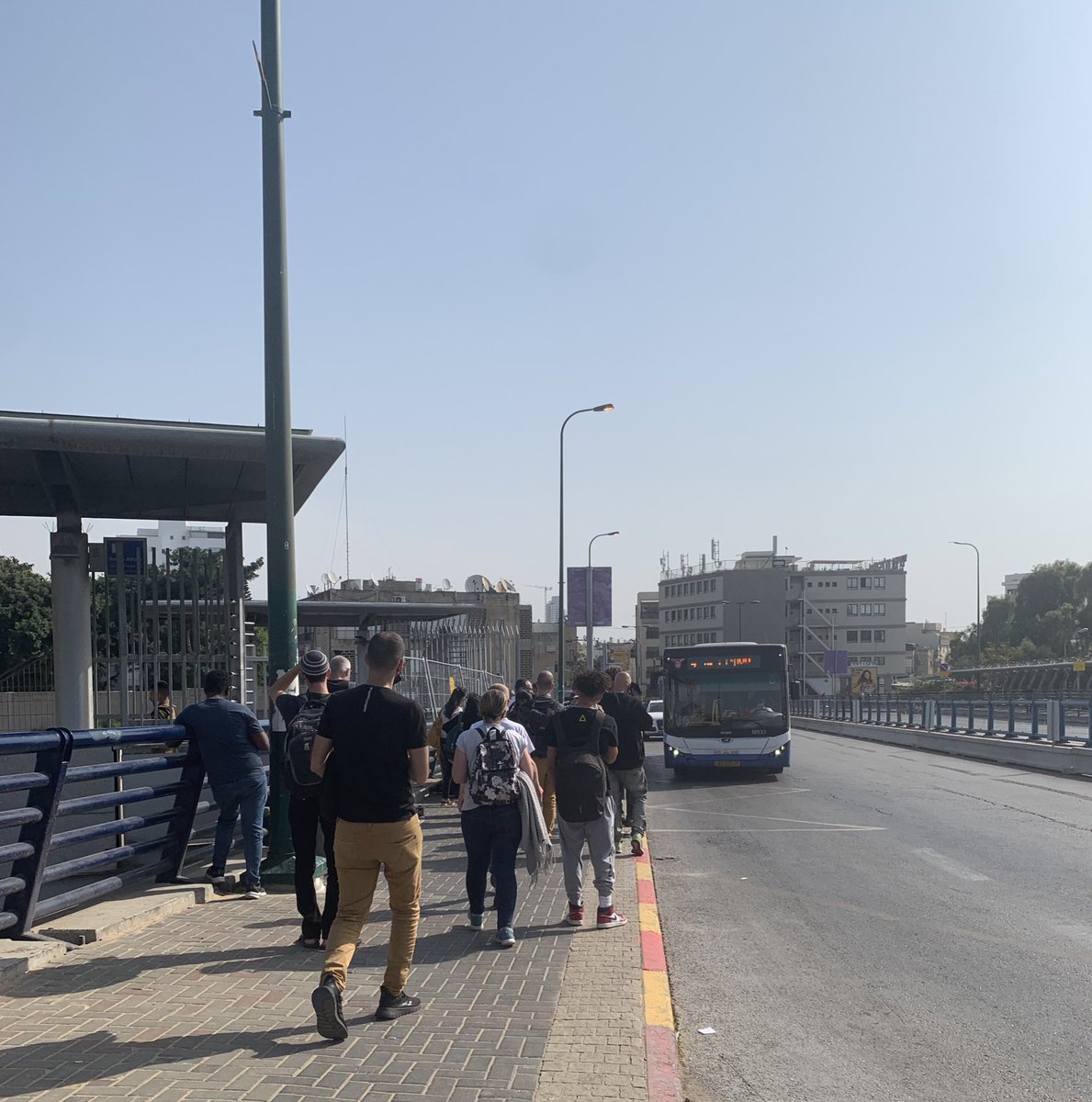 איך זה שאין אפילו ניסיון לייצר צל לנוסעים שמחכים בתחנה מול רכבת ההגנה בת"א? אם קשה מדי לבנות גג, אני בעד שמשיות <a href="/MeravMichaeli/">Merav Michaeli מרב מיכאלי</a>