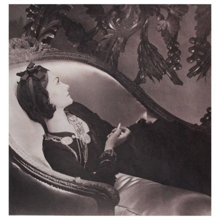 AraceliRego's tweet photo. “Si estás triste, ponte más pintalabios y ataca...mantén la cabeza, los tacones y los principios altos"
Coco Chanel ( 1937 ) por Horst P. Horst https://t.co/mKYCPPLhmj