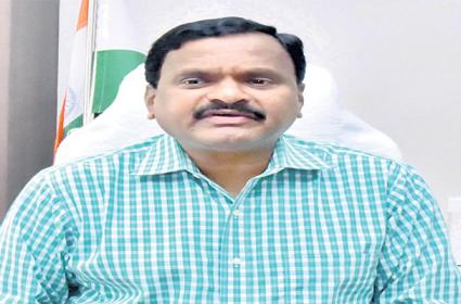 Vishwatejakoona's tweet photo. సిద్దిపేట కలెక్టర్ రాజీనామా
.. కాసేపట్లో తెరాస లో చేరిక
.. ఎమ్మెల్యే కోటలో ఎమ్మెల్సీగా అవకాశం
సిద్దిపేట కలెక్టర్ వెంకట్రామరెడ్డి తన పదవికి రాజీనామా చేశారు. కాసేపట్లో తెలంగాణ రాష్ట్ర సమితి లో చేరనున్నట్లు విశ్వసనీయ వర్గాల సమాచారం.
#failedtrs https://t.co/GhP0XurXJY