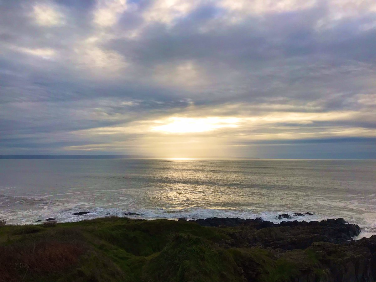 Stunning light at Baggy Point so beautiful! #light #baggypoint @Croydebeach @lovenorthdevon #MondayMotivation #ThePhotoHour #photography #iphonephoto @LizMPhoto