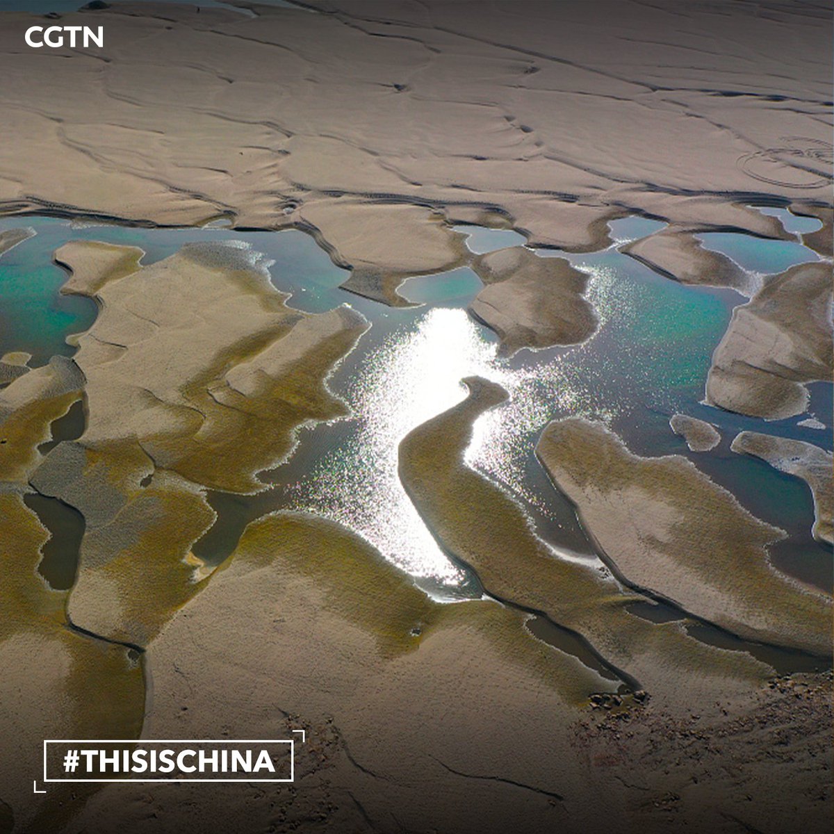 CGTNOfficial's tweet photo. Every autumn, a decline in the water level in the middle and lower reaches of Yangtze River in Bailizhou Town, Yichang of central #China's Hubei Province, exposes a stretch of the sandbank. https://t.co/K2GMcmDKTF